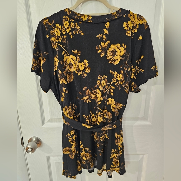 Torrid Black and Gold Floral Wrap Top with Tie in Size 2 - Picture 6 of 6